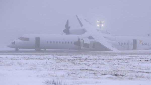 Penampakan Pesawat Air Canada yang Terbakar Saat Mendarat Darurat