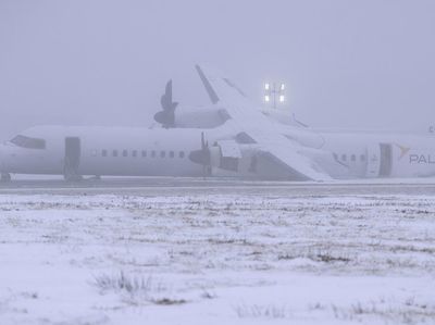 Penampakan Pesawat Air Canada yang Terbakar Saat Mendarat Darurat