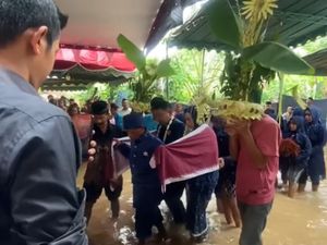 Pernikahan Viral, Pengantin Gelar Resepsi Meski Kebanjiran, Tamu Basah-basahan