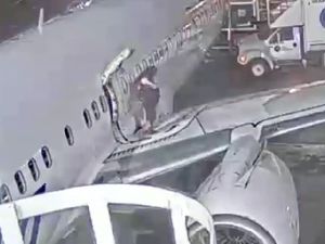 Penumpang Panik, Buka Pintu Darurat dan Jalan di Sayap Pesawat Penumpang Panik, Buka Pintu Darurat dan Jalan di Sayap Pesawat