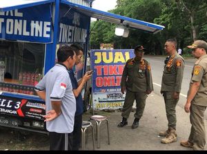 Satpol PP Tertibkan Gerai Tiket Liar di Gilimanuk gegara Bikin Macet Satpol PP Tertibkan Gerai Tiket Liar di Gilimanuk gegara Bikin Macet