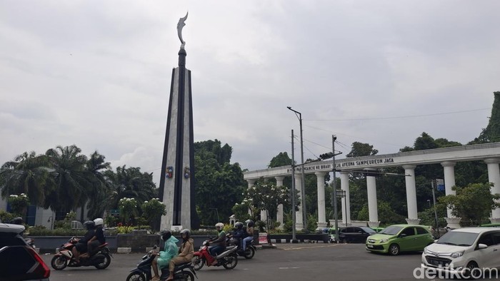 Polisi melarang kendaraan beroda empat kolam terbuka memuat penumpang melintas di saat malam tahun gres di Kota Bogor. (Solihin/detikcom). Polisi melarang kendaraan beroda empat kolam terbuka memuat penumpang melintas di saat malam tahun gres di Kota Bogor. (Solihin/detikcom).