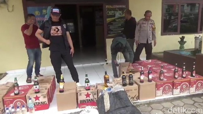 Polsek Bontomarannu razia dan sita ratusan miras jelang perubahan tahun di Gowa. Polsek Bontomarannu razia dan sita ratusan miras jelang perubahan tahun di Gowa.