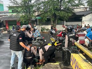 Pria Bersajam yang Viral Kejar Polisi di Jakbar Sempat Setop Busway