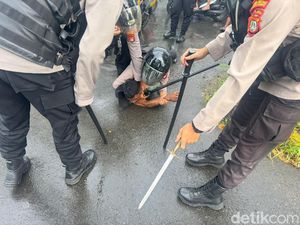 Viral Pria Bersajam Kejar Polisi di Jakbar Sebelum Ditangkap Viral Pria Bersajam Kejar Polisi di Jakbar Sebelum Ditangkap