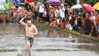 Potret Keseruan Turis Asing Ikut Lomba Permainan Tradisional di Bali