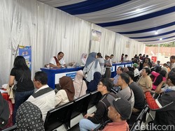 Jelang Batas Pemutihan Pajak Kendaraan, Ratusan Warga Padati Samsat Medan