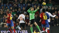 Renan Brito Soares. Pada periode 2008-2010, Messi pernah tiga kali menghadapi eks kiper Valencia itu. Timnya Messi menang, tapi La Pulga tak pernah sekalipun menjebol gawang Soares. Foto: AFP/JOSEP LAGO
