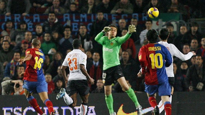 FC Barcelona's french Thiery Heny scores a goal to Valencia's goalkeeper Renan Brito Soares (C) during their Spanish League football match on December 6, 2008 at Camp Nou stadium in Barcelona. AFP PHOTO/ JOSEP LAGO (Photo by JOSEP LAGO / AFP)