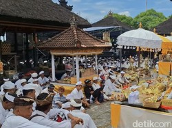 Ribuan Pemedek Hadiri Upacara Bumi Sudha di Pura Watu Klotok Klungkung