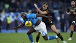 Foto: Momen Sengit Jay Idzes Vs Romelu Lukaku di Laga Napoli Vs Venezia