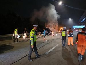 Waspada, Ada Mobil Terbakar di Tol Cibitung Arah Cikampek Km 25 Waspada, Ada Mobil Terbakar di Tol Cibitung Arah Cikampek Km 25