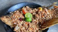 Viral di Bekasi, Warung Betawi Punya Pecak Ikan hingga Gabus Pucung Enak