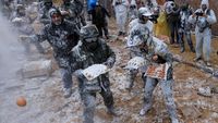 Serunya Perang Tepung dan Telur di Spanyol