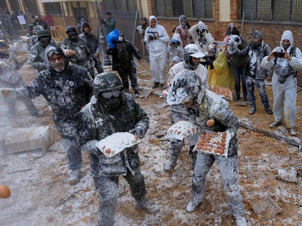 Serunya Perang Tepung dan Telur di Spanyol