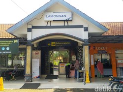 Stasiun Lamongan Ramai Pemudik dari Semarang hingga Jakarta