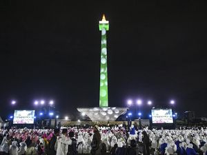 Suasana Muhasabah Malam Akhir Tahun 2024 di Monas Suasana Muhasabah Malam Akhir Tahun 2024 di Monas
