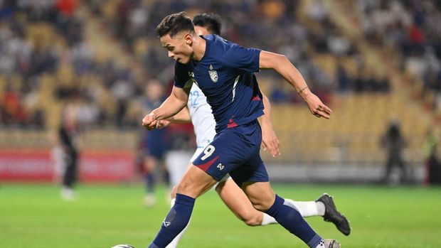 BANGKOK, THAILAND - DECEMBER 30: Patrik Gustavsson of Thailand (R) scores the team's second goal during the ASEAN Mitsubishi Electric Cup 2024 Semi Final second leg match between Thailand and Philippines at Rajamangala National Stadium on December 30, 2024 in Bangkok, Thailand. (Photo by Apinya Rittipo/Getty Images)