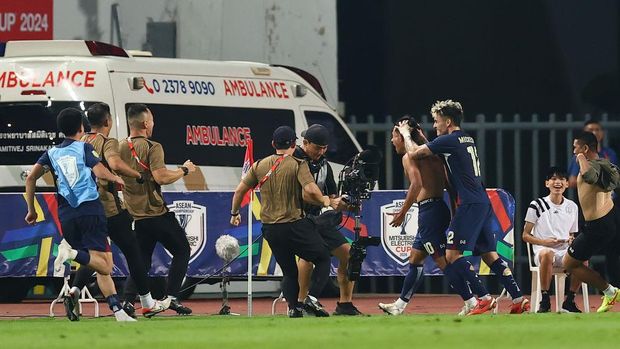 BANGKOK, THAILAND - DECEMBER 30: Suphanat Mueanta of Thailand (2nd R) celebrates after scoring the team's third goal during the ASEAN Mitsubishi Electric Cup 2024 Semi Final second leg match between Thailand and Philippines at Rajamangala National Stadium on December 30, 2024 in Bangkok, Thailand. (Photo by Pakawich Damrongkiattisak/Getty Images)