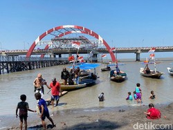 THP Kenjeran Diserbu Wisatawan, Pemilik Perahu Wisata Raup Cuan