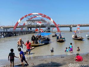THP Kenjeran Diserbu Wisatawan, Pemilik Perahu Wisata Raup Cuan THP Kenjeran Diserbu Wisatawan, Pemilik Perahu Wisata Raup Cuan