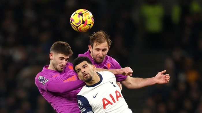  Dominic Solanke of Tottenham Hotspur competes for a header with Santiago Bueno and Craig Dawson of Wolverhampton Wanderers during the Premier League match between Tottenham Hotspur FC and Wolverhampton Wanderers FC at Tottenham Hotspur Stadium on December 29, 2024 in London, England. (Photo by Jack Thomas - WWFC/Wolves via Getty Images)