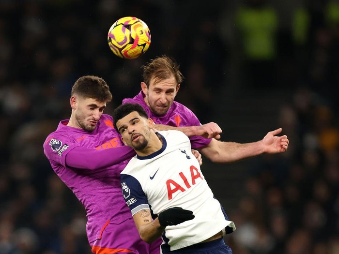 LONDON, ENGLAND - DECEMBER 29: Dominic Solanke of Tottenham Hotspur competes for a header with Santiago Bueno and Craig Dawson of Wolverhampton Wanderers during the Premier League match between Tottenham Hotspur FC and Wolverhampton Wanderers FC at Tottenham Hotspur Stadium on December 29, 2024 in London, England. (Photo by Jack Thomas - WWFC/Wolves via Getty Images)