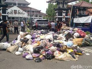 Kiriman Hadiah Ultah 2 Truk Sampah untuk Pak Bupati Kiriman Hadiah Ultah 2 Truk Sampah untuk Pak Bupati