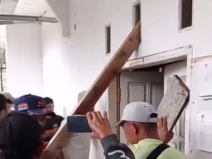 Kecewa dengan Kades, Warga Padaluyu Cianjur Segel Kantor Desa Kecewa dengan Kades, Warga Padaluyu Cianjur Segel Kantor Desa