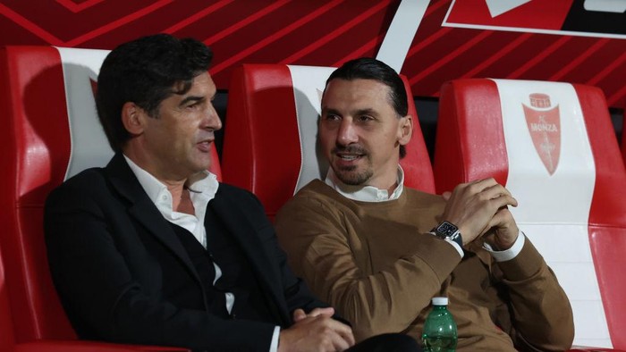 MONZA, ITALY - NOVEMBER 02:  Head coach of AC Milan Paulo Fonseca and Zlatan Ibrahimovic looks on before the Serie A match between Monza and Milan at U-Power Stadium on November 02, 2024 in Monza, Italy. (Photo by Claudio Villa/AC Milan via Getty Images)