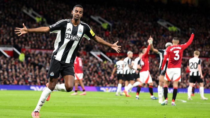MANCHESTER, ENGLAND - DECEMBER 30: Alexander Isak of Newcastle United celebrates after he scores his teams third goal but it is later disallowed during the Premier League match between Manchester United FC and Newcastle United FC at Old Trafford on December 30, 2024 in Manchester, England. (Photo by Carl Recine/Getty Images)