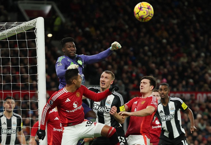 Soccer Football - Premier League - Manchester United v Newcastle United - Old Trafford, Manchester, Britain - December 30, 2024 Manchester Uniteds Andre Onana in action with Newcastle Uniteds Dan Burn REUTERS/Phil Noble EDITORIAL USE ONLY. NO USE WITH UNAUTHORIZED AUDIO, VIDEO, DATA, FIXTURE LISTS, CLUB/LEAGUE LOGOS OR LIVE SERVICES. ONLINE IN-MATCH USE LIMITED TO 120 IMAGES, NO VIDEO EMULATION. NO USE IN BETTING, GAMES OR SINGLE CLUB/LEAGUE/PLAYER PUBLICATIONS. PLEASE CONTACT YOUR ACCOUNT REPRESENTATIVE FOR FURTHER DETAILS..