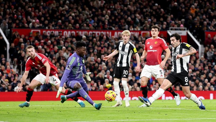Andre Onana MANCHESTER, ENGLAND - DECEMBER 30: Sandro Tonali of Newcastle United hits the post with this shot during the Premier League match between Manchester United FC and Newcastle United FC at Old Trafford on December 30, 2024 in Manchester, England. (Photo by Carl Recine/Getty Images)