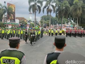 Ratusan Personel Siaga Amankan Pesta Kembang Api di Alun-Alun Kota Blitar Ratusan Personel Siaga Amankan Pesta Kembang Api di Alun-Alun Kota Blitar