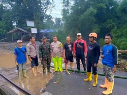 Hujan Deras di Gunung Wilis Bikin Aliran Sungai Meluap Banjiri Rumah-Jalan