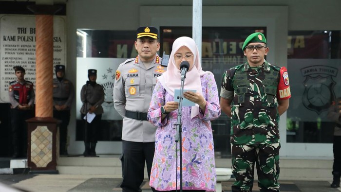 Bupati Banyuwangi didampingi Kapolresta Banyuwangi Komisaris Besar dan Dandim 0825 di saat apel pengamanan malam tahun baru. Bupati Banyuwangi didampingi Kapolresta Banyuwangi Komisaris Besar dan Dandim 0825 di saat apel pengamanan malam tahun baru.