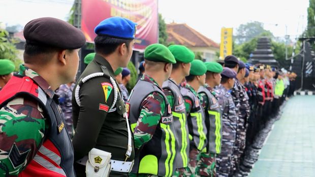 Bupati Banyuwangi didampingi Kapolresta Banyuwangi Komisaris Besar dan Dandim 0825 di saat apel pengamanan malam tahun baru.