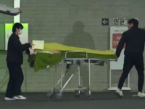 Video 2 Korban Selamat Jeju Air Pindah RS untuk Perawatan Spesialis