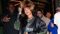 Gaya Rihanna Karokean, Tampil Stylish Tapi Suaranya Dikritik Netizen