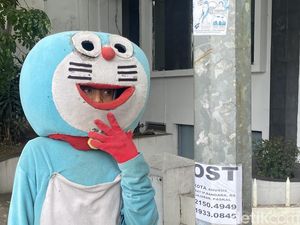 Harapan Pria Bandung di Balik Pengapnya Kostum Doraemon di 2025