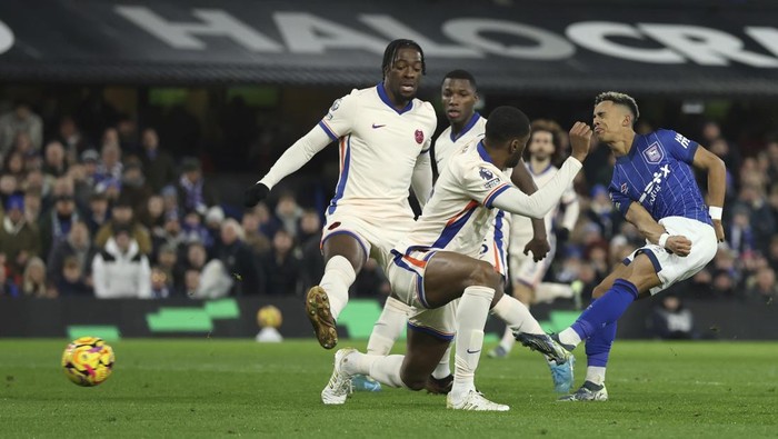 Ipswich Towns Omari Hutchinson right shoots and score his sides second goal during the English Premier League soccer match between Ipswich Town and Chelsea at Portman Road stadium in Ipswich, England, Monday, Dec. 30, 2024. (AP Photo/Richard Pelham)