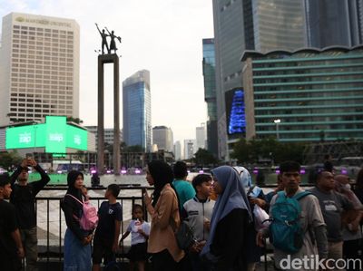 Jelang Malam Tahun Baru Kawasan Bundaran HI Mulai Ramai Warga
