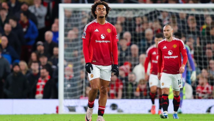 MANCHESTER, ENGLAND - DECEMBER 30: Joshua Zirkzee of Manchester United looks dejected after Newcastle Uniteds second goal during the Premier League match between Manchester United FC and Newcastle United FC at Old Trafford on December 30, 2024 in Manchester, England. (Photo by James Gill - Danehouse/Getty Images)