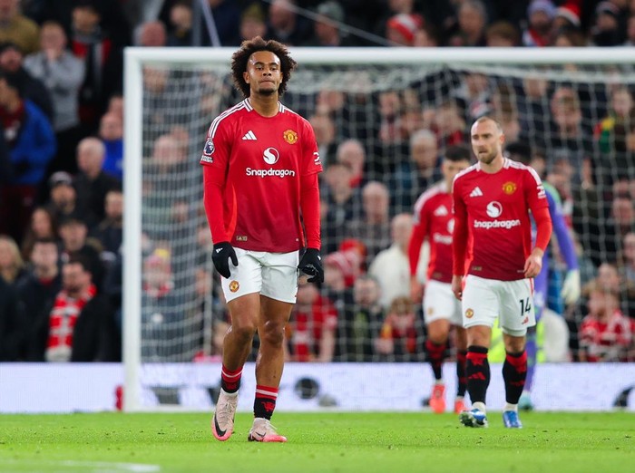 MANCHESTER, ENGLAND - DECEMBER 30: Joshua Zirkzee of Manchester United looks dejected after Newcastle Uniteds second goal during the Premier League match between Manchester United FC and Newcastle United FC at Old Trafford on December 30, 2024 in Manchester, England. (Photo by James Gill - Danehouse/Getty Images)