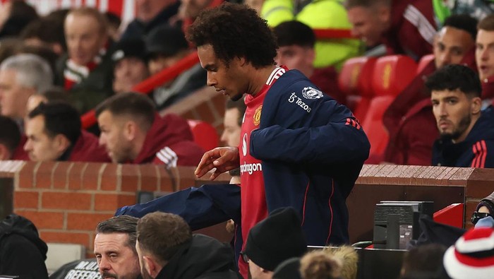 MANCHESTER, ENGLAND - DECEMBER 30: Joshua Zirkzee of Manchester United looks dejected after been substituted after 33 minutes during the Premier League match between Manchester United FC and Newcastle United FC at Old Trafford on December 30, 2024 in Manchester, England. (Photo by Carl Recine/Getty Images)