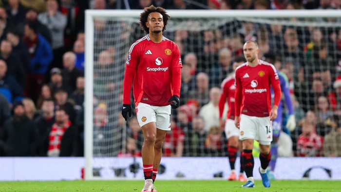 MANCHESTER, ENGLAND - DECEMBER 30: Joshua Zirkzee of Manchester United looks dejected after Newcastle Uniteds second goal during the Premier League match between Manchester United FC and Newcastle United FC at Old Trafford on December 30, 2024 in Manchester, England. (Photo by James Gill - Danehouse/Getty Images)