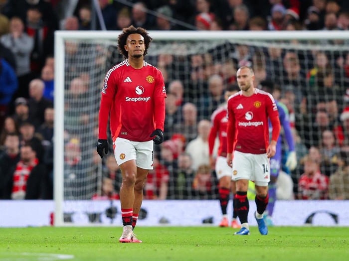 MANCHESTER, ENGLAND - DECEMBER 30: Joshua Zirkzee of Manchester United looks dejected after Newcastle United's second goal during the Premier League match between Manchester United FC and Newcastle United FC at Old Trafford on December 30, 2024 in Manchester, England. (Photo by James Gill - Danehouse/Getty Images)