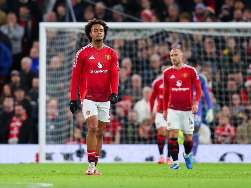 MANCHESTER, ENGLAND - DECEMBER 30: Joshua Zirkzee of Manchester United looks dejected after Newcastle United's second goal during the Premier League match between Manchester United FC and Newcastle United FC at Old Trafford on December 30, 2024 in Manchester, England. (Photo by James Gill - Danehouse/Getty Images)