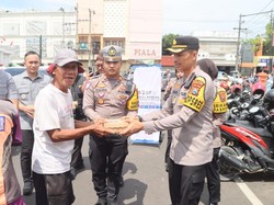 Polres Pasuruan Kota dan Imigrasi Malang-bagi Bagi Ratusan Makanan Bergizi