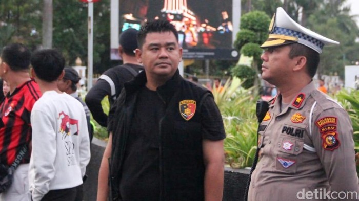 Kasat Lantas dan Kasat Reskrim di saat penjagaan jalur di Pekanbaru sementara waktu kemudian (Foto: Dok Raja Adil Siregar) Kasat Lantas dan Kasat Reskrim di saat penjagaan jalur di Pekanbaru sementara waktu kemudian (Foto: Dok Raja Adil Siregar)